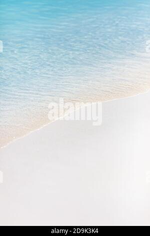 Plage de sable blanc et ciel bleu. Paysage tropical idyllique de nature, paysage de l'île paradisiaque, paisible, paysage tranquille, concept de sable de mer Banque D'Images