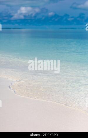 Arrière-plan de la plage d'été. Sable et mer et ciel. Magnifique plage arrière-plan. Vue sur la plage tropicale avec sable doux et bleu mer et ciel bleu nuages Banque D'Images