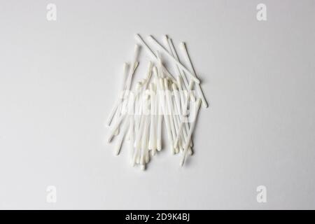 Coton-tiges ou bâtonnets de coton isolés sur fond blanc Banque D'Images