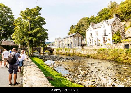 Beddgelert, pays de Galles, Royaume-Uni, Beddgelert Snowdonia, Beddgelert, pays de Galles, Royaume-Uni se dresse dans une vallée au confluent de la rivière Glaslyn et de la rivière Colwyn Banque D'Images