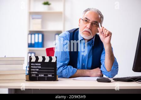 Un vieil auteur masculin écrit le scénario Banque D'Images