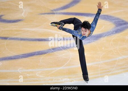 Chongqing. 6 novembre 2020. Peng Zhiming, de la Chine, se produit dans le programme de short masculin de la coupe de Chine Grand Prix of Figure Skating 2020 de l'UIP à Chongqing, dans le sud-ouest de la Chine, le 6 novembre 2020. Credit: Huang Wei/Xinhua/Alay Live News Banque D'Images