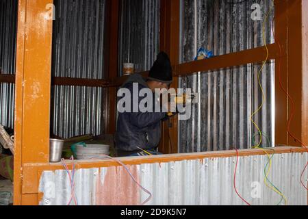 Dehradun, Uttarakhand, Inde-octobre 31 2020: Électricien travaillant dans un hangar d'étain. . Photo de haute qualité Banque D'Images