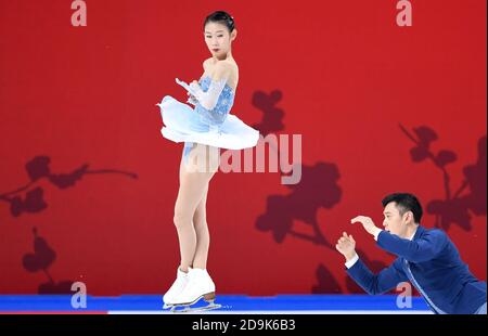 Chongqing. 6 novembre 2020. Peng Cheng (L)/Jin Yang, de Chine, se déroule dans le cadre du programme de patinage par paires à la coupe de Chine Grand Prix of Figure Skating 2020 de l'UIP à Chongqing, dans le sud-ouest de la Chine, le 6 novembre 2020. Credit: JU Huanzong/Xinhua/Alamy Live News Banque D'Images