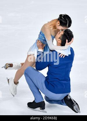 Chongqing. 6 novembre 2020. Peng Cheng (L)/Jin Yang, de Chine, se déroule dans le cadre du programme de patinage par paires à la coupe de Chine Grand Prix of Figure Skating 2020 de l'UIP à Chongqing, dans le sud-ouest de la Chine, le 6 novembre 2020. Credit: Huang Wei/Xinhua/Alay Live News Banque D'Images