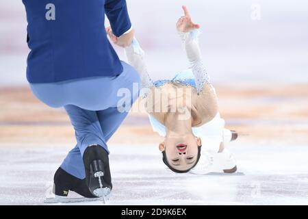 Chongqing. 6 novembre 2020. Peng Cheng (R)/Jin Yang, de Chine, se déroule dans le cadre du programme de patinage par paires à la coupe de Chine Grand Prix of Figure Skating 2020 de l'UIP à Chongqing, dans le sud-ouest de la Chine, le 6 novembre 2020. Credit: JU Huanzong/Xinhua/Alamy Live News Banque D'Images