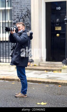 Londres, Angleterre, Royaume-Uni. Photographe de presse (Simon Dawson) devant 10 Downing Street Banque D'Images