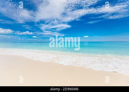 Concept de ciel de sable de mer. Paradis tropical de l'île, vue sur la plage avec horizon de mer sans fin. Paisible détente paisible nature paysage, vagues éclaboussant surf Banque D'Images