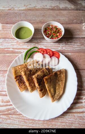 Gros plan de l'alu paratha avec les condiments Banque D'Images