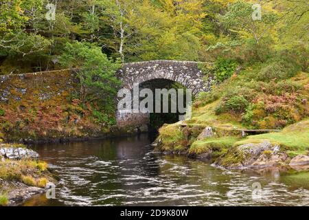 Le pont Old Shiel traverse la rivière Shiel à Blain, Moidart, Lochaber, Highland, Écosse. Banque D'Images