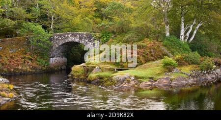 Le pont Old Shiel traverse la rivière Shiel à Blain, Moidart, Lochaber, Highland, Écosse. Panoramique Banque D'Images