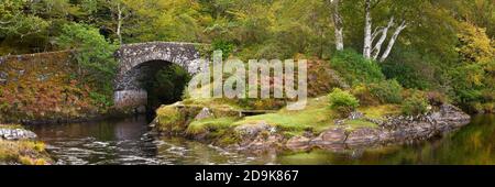 Le pont Old Shiel traverse la rivière Shiel à Blain, Moidart, Lochaber, Highland, Écosse. Panoramique Banque D'Images