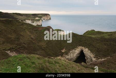 Lever de soleil sur la mer et falaises de craie érodées sous un automne lumineux Ciel à marée basse le long de la côte nord-est le long de Flamborough Prenez la direction de East Riding of Yor Banque D'Images