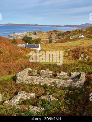 Maisons et ruines à Smirisary, près de Glenuig, Moidart, Lochaber, Highland, Écosse. Banque D'Images