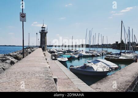 Pier mène au phare du port de Desenzano del Garda, lac de Garde, Italie Banque D'Images