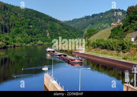 Serrig barrage avec le domaine Würtzberg et Klause à Kastel-Staadt, Rhénanie-Palatinat, Allemagne Banque D'Images