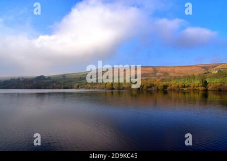 Baitings Reservoir et Great Manshead Hill. Banque D'Images