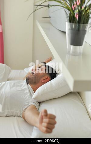 Homme se réveillant le matin heureux Banque D'Images