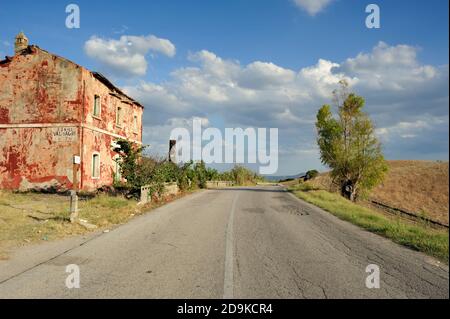 Italie, Basilicate, route nationale 103, casa cantoniera, maison rurale abandonnée Banque D'Images