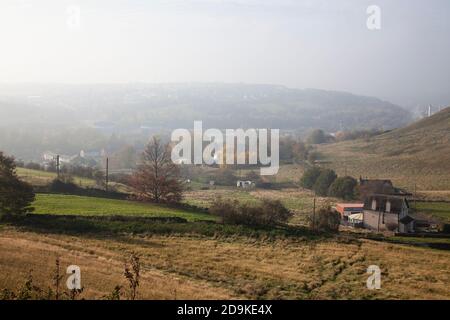 La brume automnale basse sous le soleil aqueux couvre les hautes terres Dans le village de Kirkheaton basé au pied de Les Pennines dans le West Yorkshire Banque D'Images