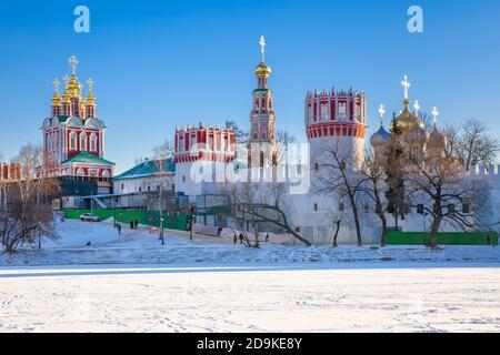 Vue sur le couvent de Novodevichy en hiver, site classé au patrimoine de l'UNESCO, Moscou, Russie Banque D'Images