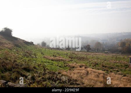 La brume automnale et les nuages bas enveloppent la campagne vallonnée des hautes terres Et des fermes au pied des Pennines près de Huddersfield Dans le West Yorkshire UK Banque D'Images