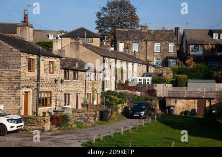 Une photo typique d'un groupe de maisons en terrasse construites en pierre du nord en Angleterre au village de Kirkheaton près de Huddersfield dans le West Yorkshire, Banque D'Images