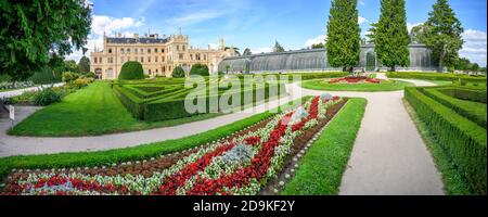 Vue panoramique sur le jardin de fleurs avec jardin d'hiver du château de Lednice – UNESCO (République tchèque) Banque D'Images