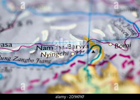 Faible profondeur de champ mise au point sur la carte géographique de Mont Namcha Barwa en Chine continent asiatique sur atlas Banque D'Images