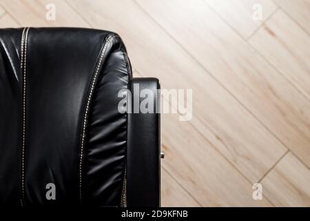 Chaise de bureau en cuir noir, vue du dessus. Arrière-plan du mobilier de bureau Banque D'Images