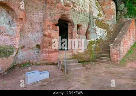 Grottes d'ermite sur la Klause, Kastel-Staadt, vallée de Saar, Rhénanie-Palatinat, Allemagne Banque D'Images