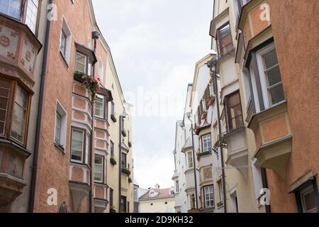 Perspectives depuis les rues de Hall dans le Tyrol Banque D'Images