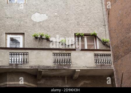 Perspectives depuis les rues de Hall dans le Tyrol Banque D'Images