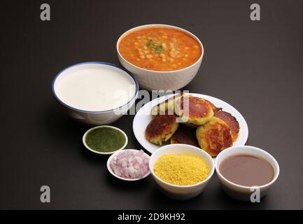 Ragda patrtice -Aloo tikki ou Cutlet de pommes de terre ou patties est un populaire aliment de rue indien fait avec des pommes de terre bouillies, épices. Banque D'Images
