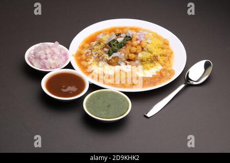 Ragda patrtice -Aloo tikki ou Cutlet de pommes de terre ou patties est un populaire aliment de rue indien fait avec des pommes de terre bouillies, épices. Banque D'Images