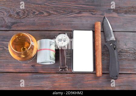 Ensemble d'accessoires pour hommes et verre de brandy. Banque D'Images