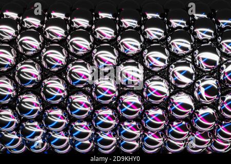 Illustration 3D roulements en acier alignés sous une lumière bleue, rose et blanche. Roulements à billes en acier déchirés et alignés Banque D'Images