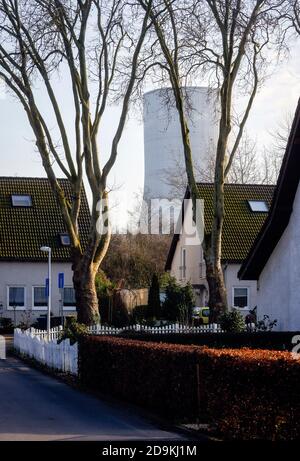 Maisons résidentielles dans le Meistersiedlung en face de la centrale électrique de Datteln 4, centrale électrique au charbon de uniper, Datteln, région de la Ruhr, Rhénanie-du-Nord-Westphalie, Allemagne Banque D'Images