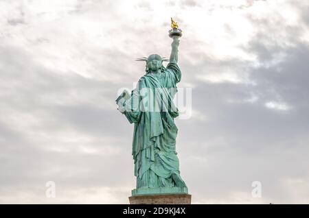 Vue à angle bas de la Statue de la liberté de Lady illuminant le monde à Manhattan, New York, États-Unis Banque D'Images