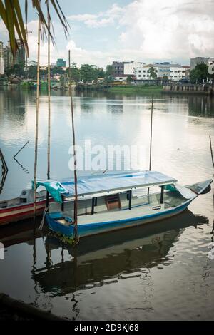 Bateaux de pêche sur la jetée de la rivière Sarawak à Kampung Boyan, Kuching Banque D'Images