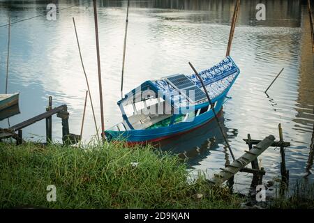 Bateaux de pêche sur la jetée de la rivière Sarawak à Kampung Boyan, Kuching Banque D'Images