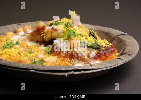 Ragda patrtice -Aloo tikki ou Cutlet de pommes de terre ou patties est un populaire aliment de rue indien fait avec des pommes de terre bouillies, des épices et des herbes. Banque D'Images