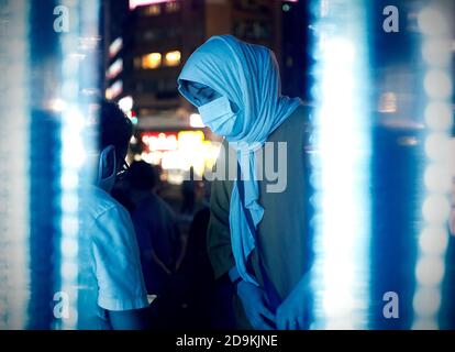 Taipei, Taïwan. 06e novembre 2020. Une femme musulmane portant un masque chirurgical est vue devant une décoration lumineuse, au milieu de la propagation de la maladie pandémique COVID-19 qui a infecté 48.8 millions de personnes et porté le nombre de morts à 1.24 millions, à Taipei City, Taiwan, le 6 novembre 2020. Le pays est entré dans le 208e jour sans transmissions locales ou infections de COVID-19. (CEng Shou Yi/ Credit: SIPA USA/Alay Live News Banque D'Images