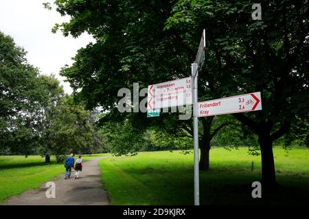 Essen, Rhénanie-du-Nord-Westphalie, région de la Ruhr, Allemagne, l'Halopark au nord d'Essen est l'une des plus anciennes zones vertes d'Essen, ici des signes sur les pistes cyclables en direction de Zollverein à l'occasion de la capitale verte d'Essen 2017 de l'Europe. Banque D'Images