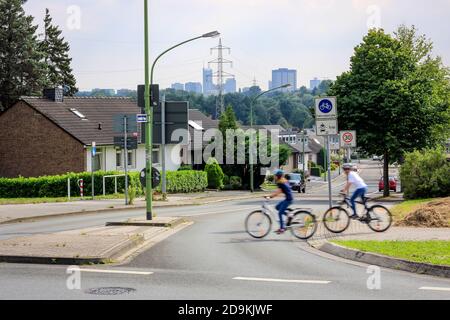 Essen, Rhénanie-du-Nord-Westphalie, région de la Ruhr, Allemagne, Fahrradstrasse avec de jeunes cyclistes à Stoppenberg avec une vue sur le centre-ville d'Essen, ici à l'occasion de la capitale verte d'Essen 2017 de l'Europe. Banque D'Images