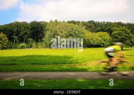 Essen, Rhénanie-du-Nord-Westphalie, région de la Ruhr, Allemagne, l'Halopark entre Stoppenberg et Schonnebeck est l'une des plus anciennes zones vertes d'Essen, qui fait des courses de cyclistes ici à l'occasion de la capitale verte d'Essen 2017 en Europe. Banque D'Images