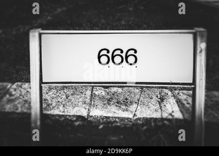 666 sur un panneau de route Banque D'Images