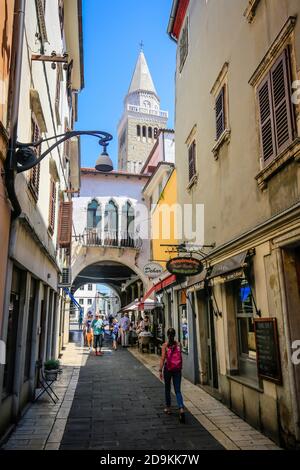 Koper, Istria, Slovénie - les rues de la vieille ville dans la ville portuaire de Koper, à l'arrière la cathédrale de l'Assomption. Banque D'Images