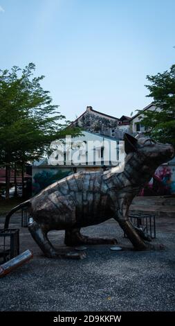 Extérieur du monument Cats dans le centre-ville de Kuching, Malaisie. En raison de l'abondance des chats dans la région, Kuching est souvent appelé « la ville des chats » Banque D'Images