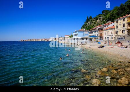 Piran, Istria, Slovénie - la vie de plage sur la ville plage Fornace dans la ville portuaire de Piran sur la Méditerranée. Banque D'Images